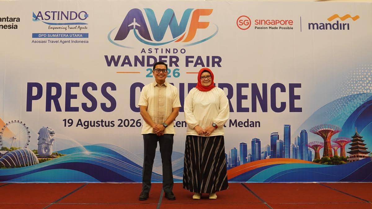 Ki-Ka_ Mohamed Hafez Marican, Area Director, Indonesia, Singapore Tourism Board.Tengku Feria Aznita, Ketua Umum, ASTINDO Sumatra Utara..JPG