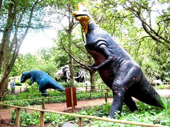 Jalur Dinosaurus di Knebworth House.