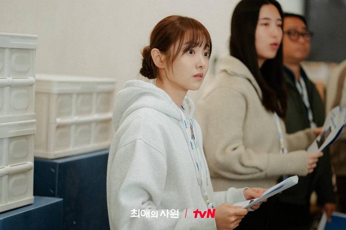 Cuplikan adegan dari drama Korea My Bias, My Boss yang diproduksi dan ditayangkan oleh tvN sebagai materi promosi resmi.
