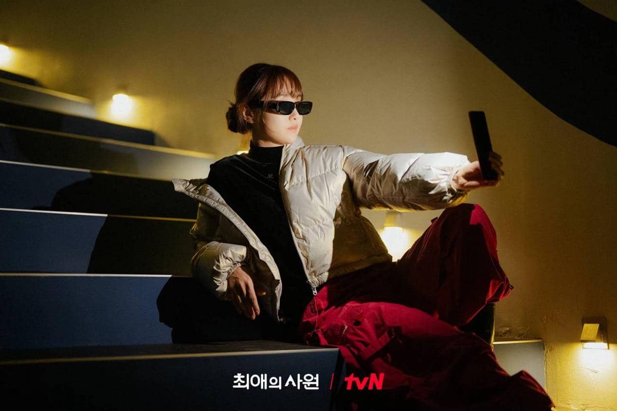 Cuplikan drama Korea My Bias, My Boss produksi tvN yang menampilkan salah satu adegan dalam serial tersebut.