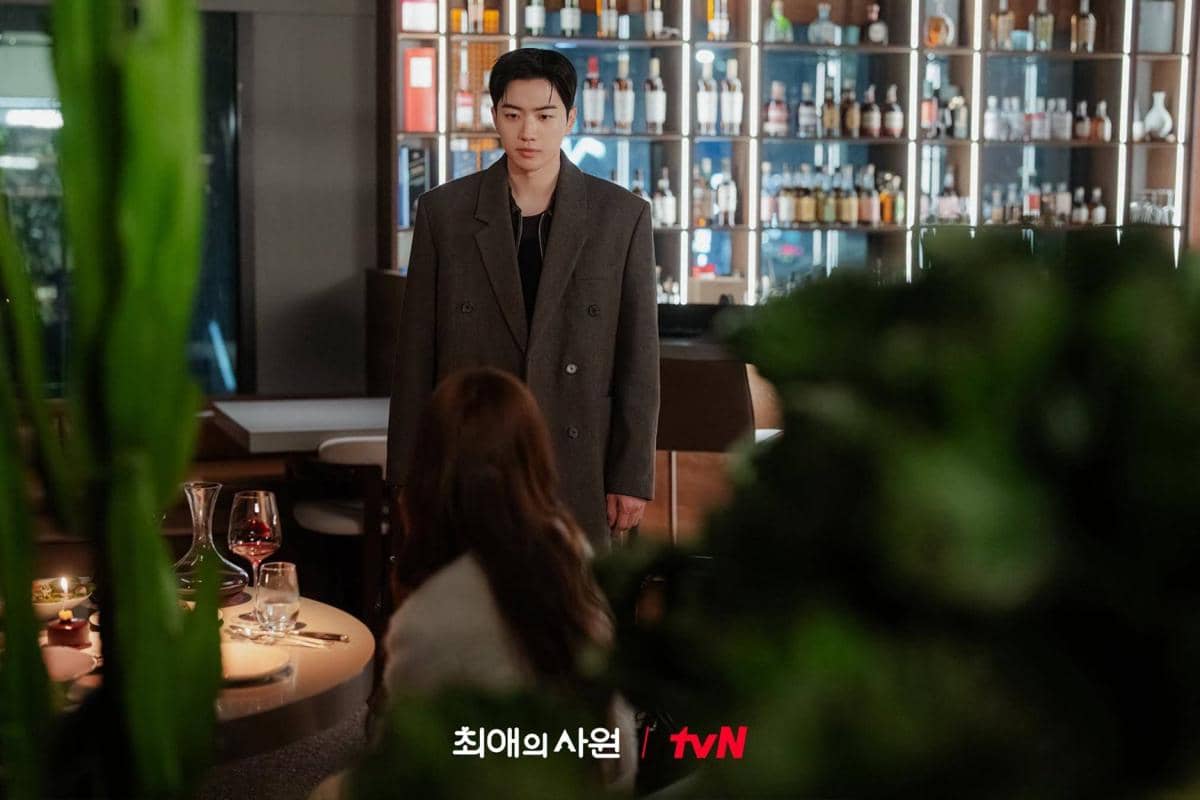 Cuplikan adegan drama Korea My Bias, My Boss dari materi resmi yang dirilis oleh tvN untuk penonton.