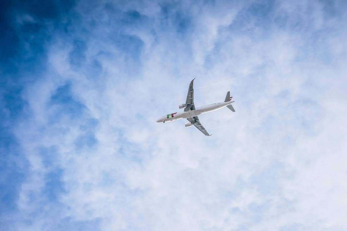 pesawat yang sedang terbang di langit berawan