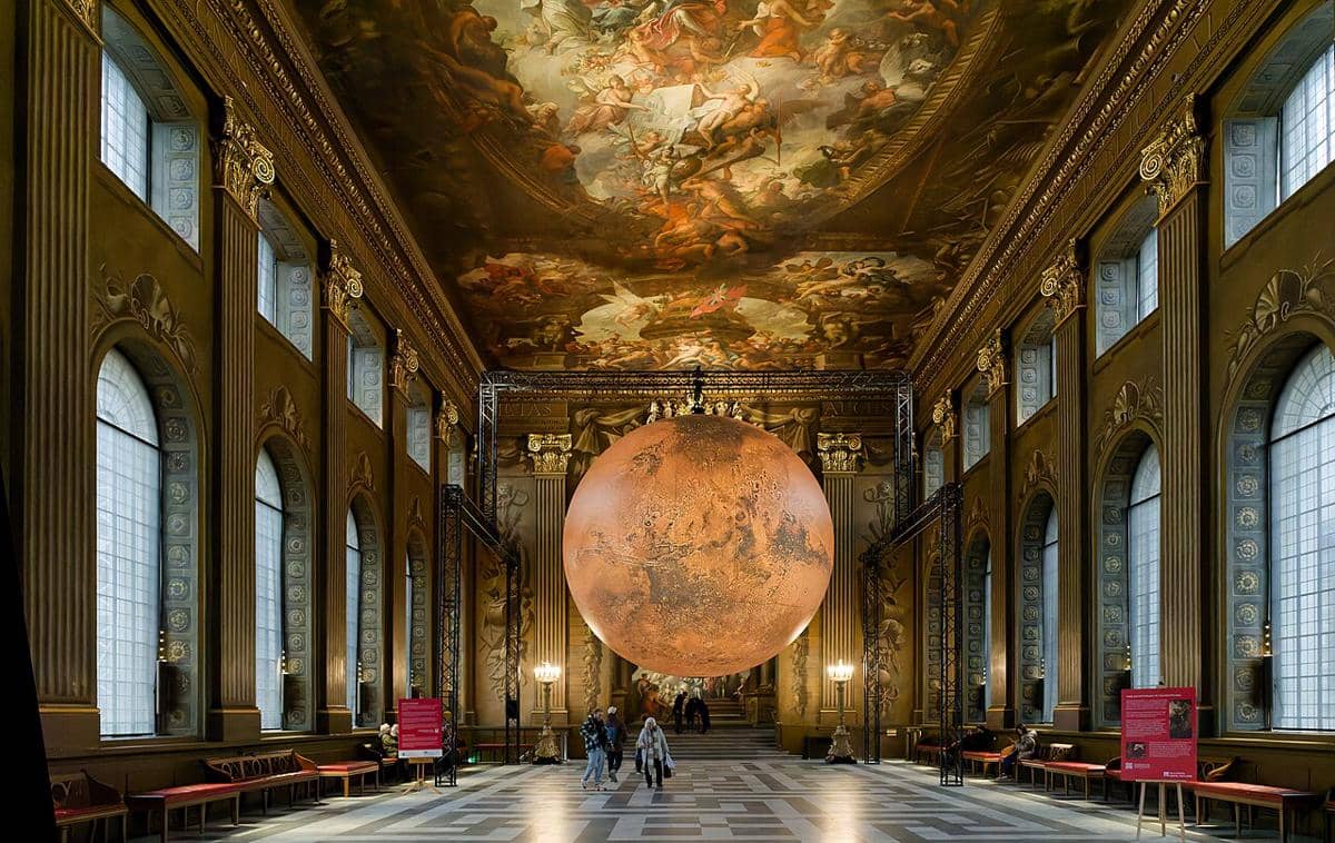 Patung Mars berukuran besar karya Luke Jerram di Painted Hall.