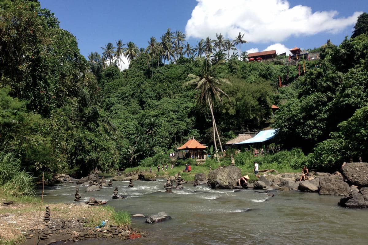 suasana di sekitar Air Terjun Tegenungan