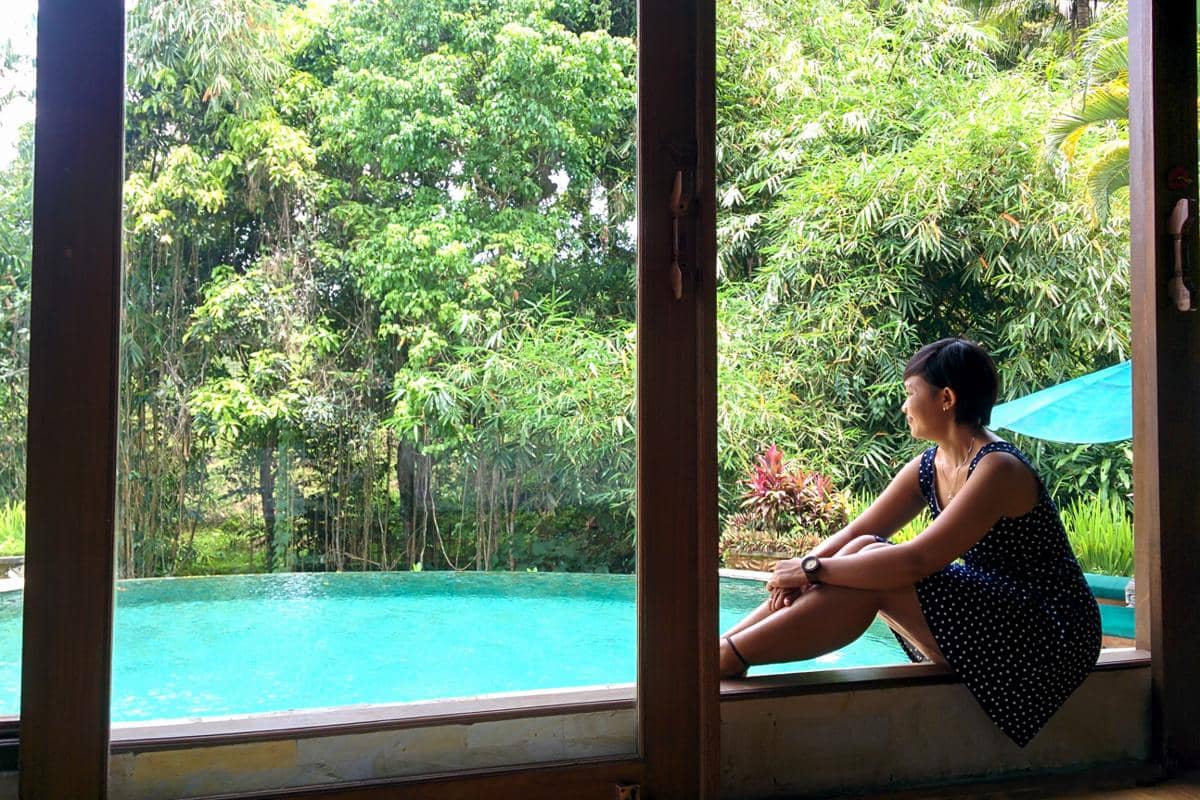 potret menikmati suasana hotel