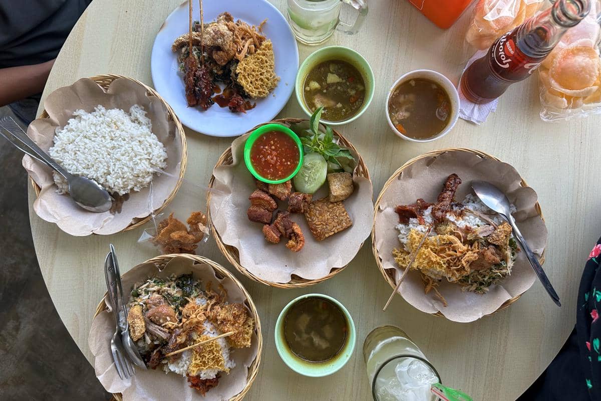 potret menikmati kuliner khas Bali
