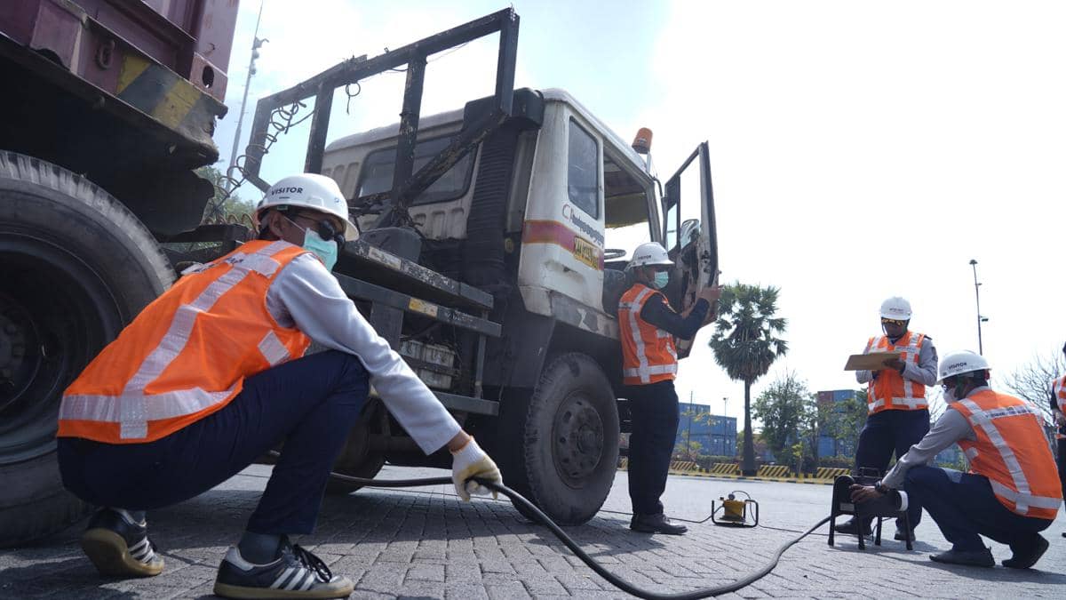 Tekan Emisi, Pelindo Uji Gas Buang 100 Truk di Pelabuhan Surabaya