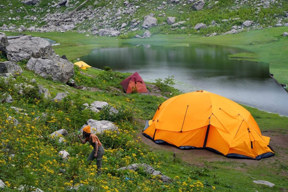 Potret camping di tepi sungai