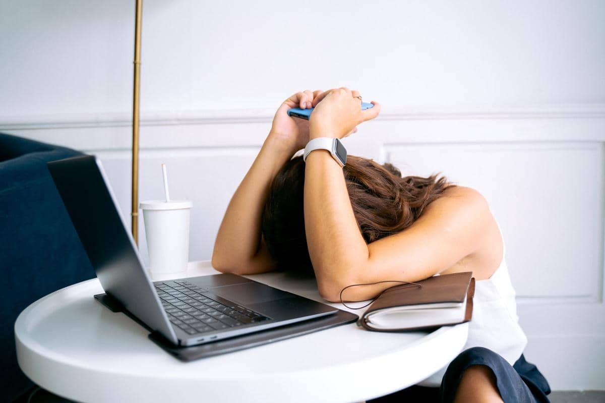 Ilustrasi stress tabungan tipis (pexels.com/Anna Tarazevich)