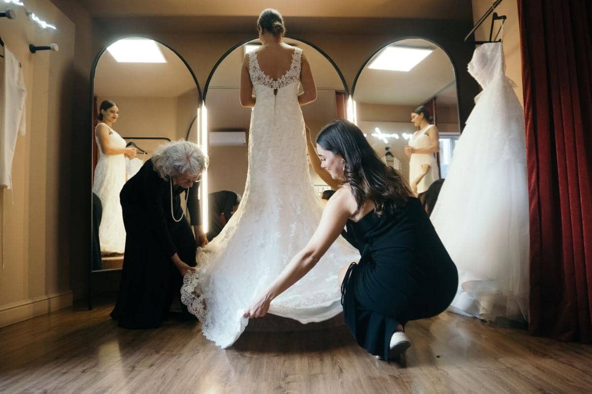 Ilustrasi membeli gaun pengantin