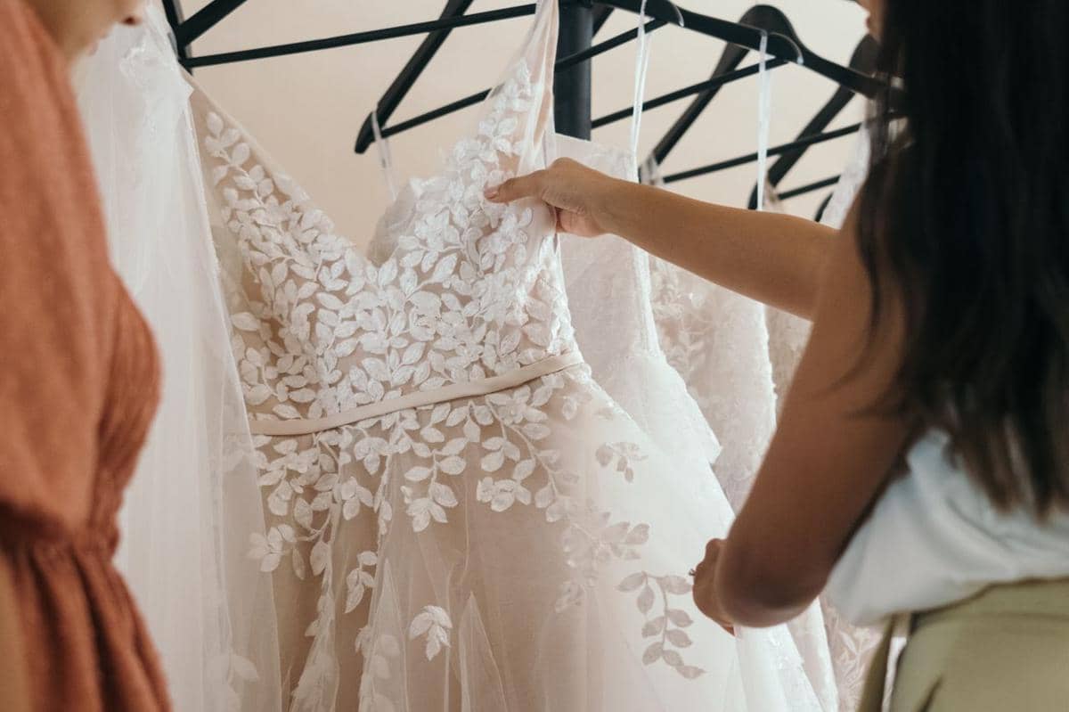 Ilustrasi membeli gaun pengantin