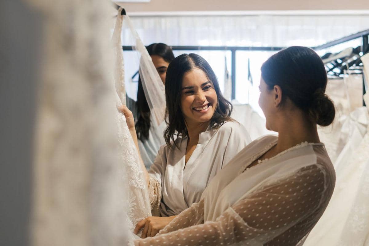 Ilustrasi membeli gaun pengantin