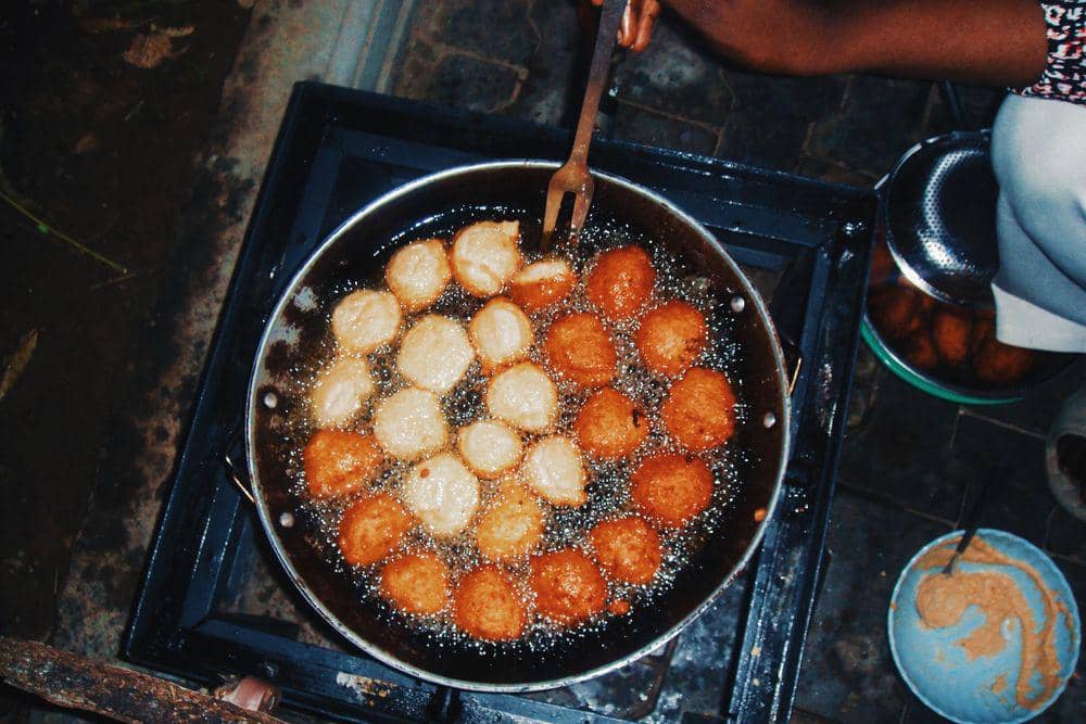 Ilustrasi proses menggoreng cheese ball kimpul dalam minyak panas hingga berwarna keemasan dan matang merata.