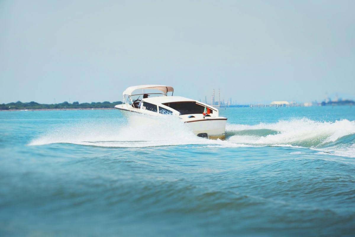 ilustrasi speed boat