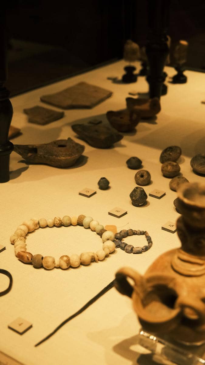 Koleksi artefak kuno di museum menggambarkan pentingnya melihat sejarah secara lebih lengkap, bukan hanya melalui video singkat.
