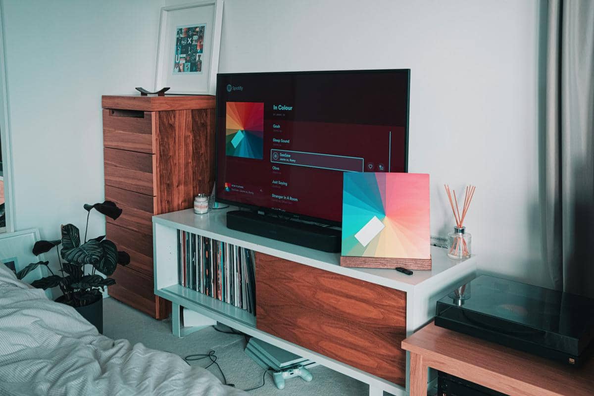 TV Stand Berantakan karena Kabel? Coba 5 Trik Ini