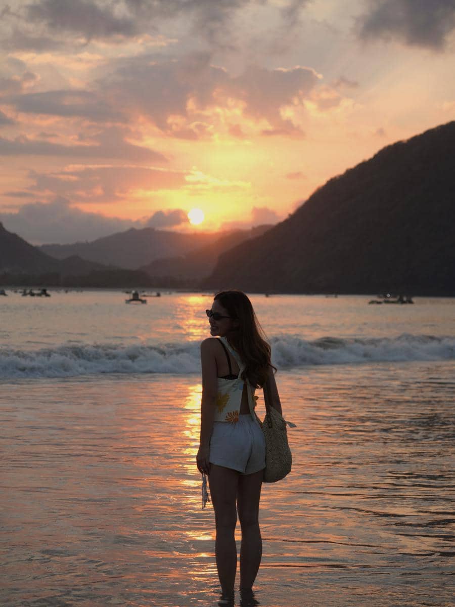 Bella Graceva main di Pantai Selong Belanak