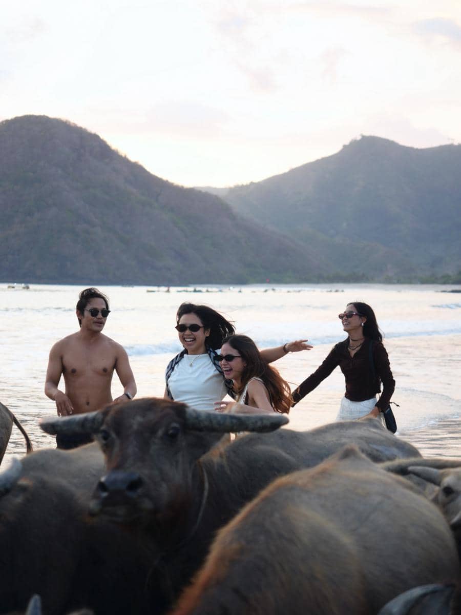 Bella Graceva main di Pantai Selong Belanak