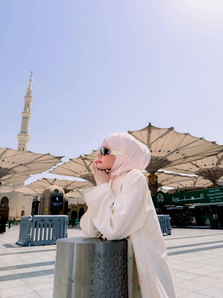 Ummi Quary saat di masjid Nabawi
