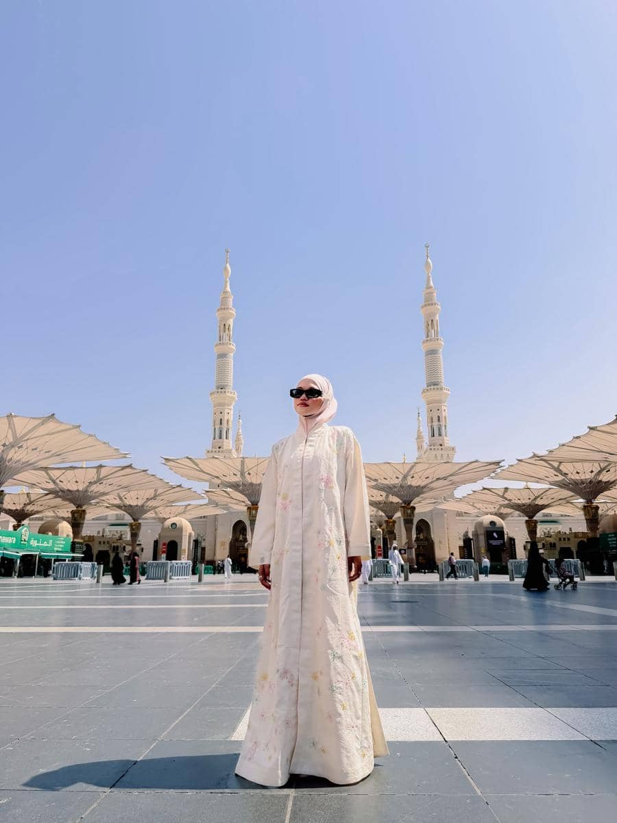 Ummi Quary saat di masjid Nabawi