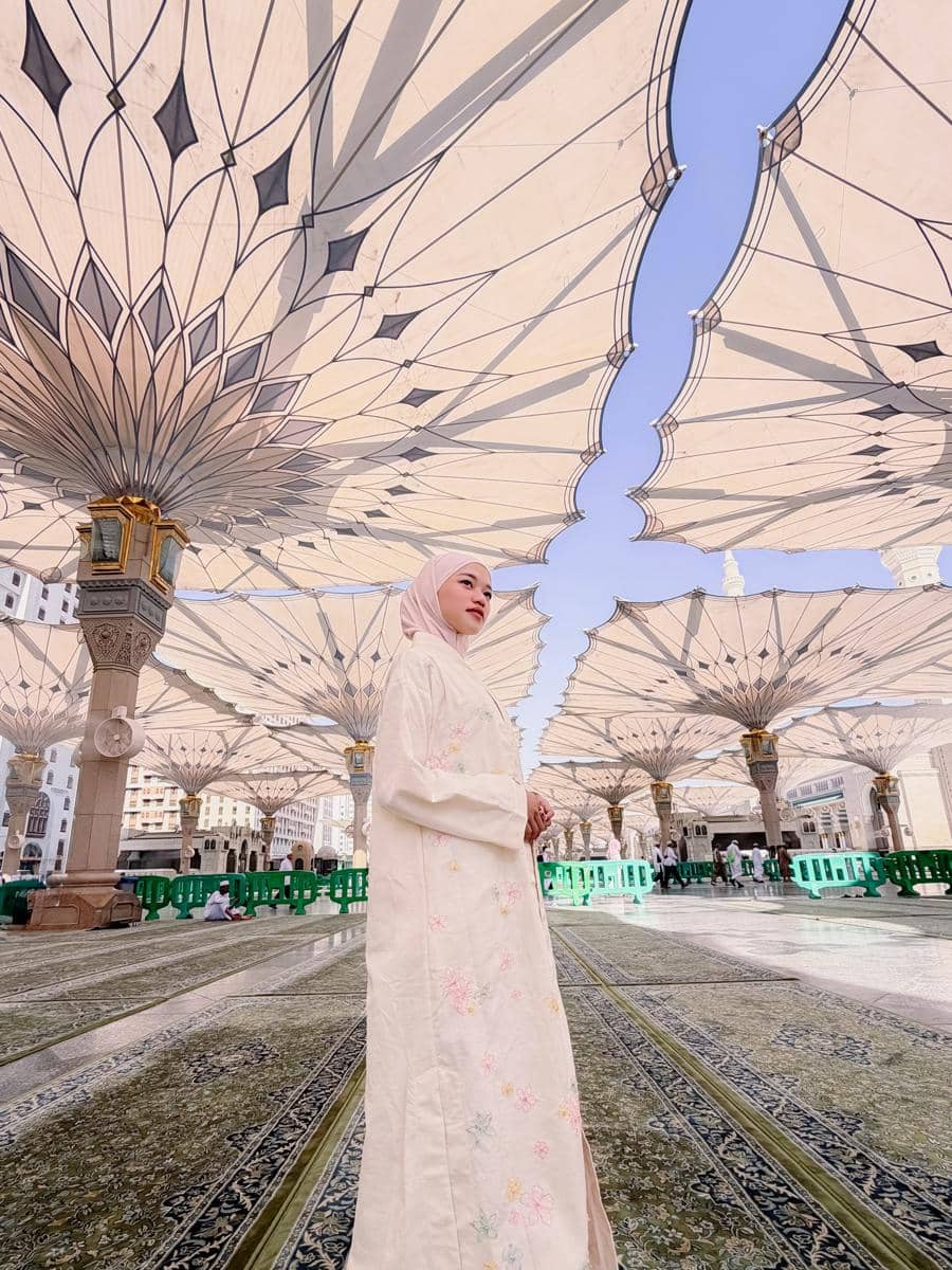 Ummi Quary saat di masjid Nabawi