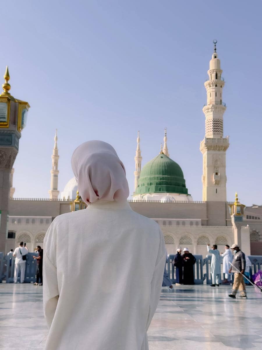 Ummi Quary saat di masjid Nabawi