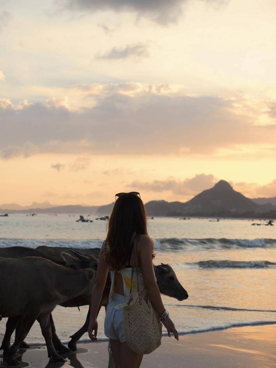 Bella Graceva main di Pantai Selong Belanak