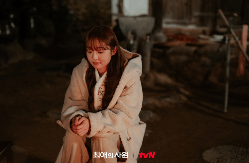 Still cut resmi drama My Bias, My Boss dari tvN sebagai materi promosi yang menyertai informasi tentang serial tersebut.
