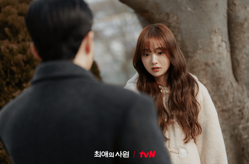 Still cut drama My Bias, My Boss produksi tvN yang menampilkan salah satu adegan dari serial tersebut.