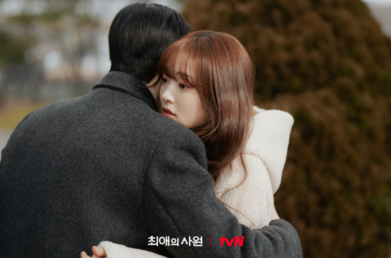 Still cut drama My Bias, My Boss produksi tvN yang menampilkan salah satu adegan serial dalam tangkapan layar promosi.