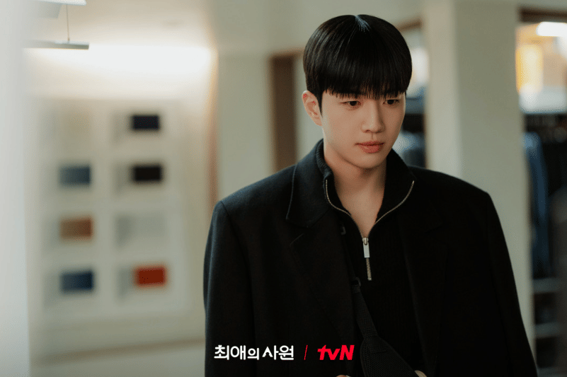 Tangkapan layar promosi berupa still cut dari drama My Bias, My Boss yang tercantum sebagai dokumentasi tvN.