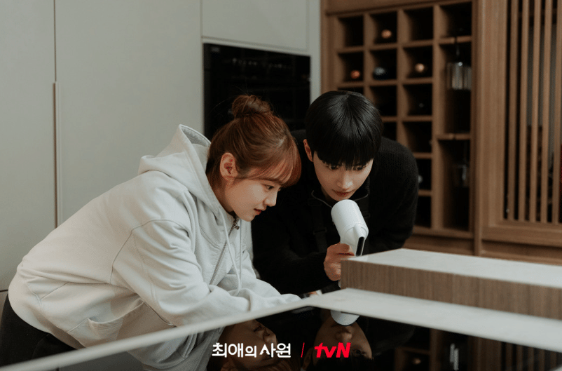 Materi promosi berupa still cut dari drama My Bias, My Boss yang diproduksi dan didokumentasikan oleh tvN.