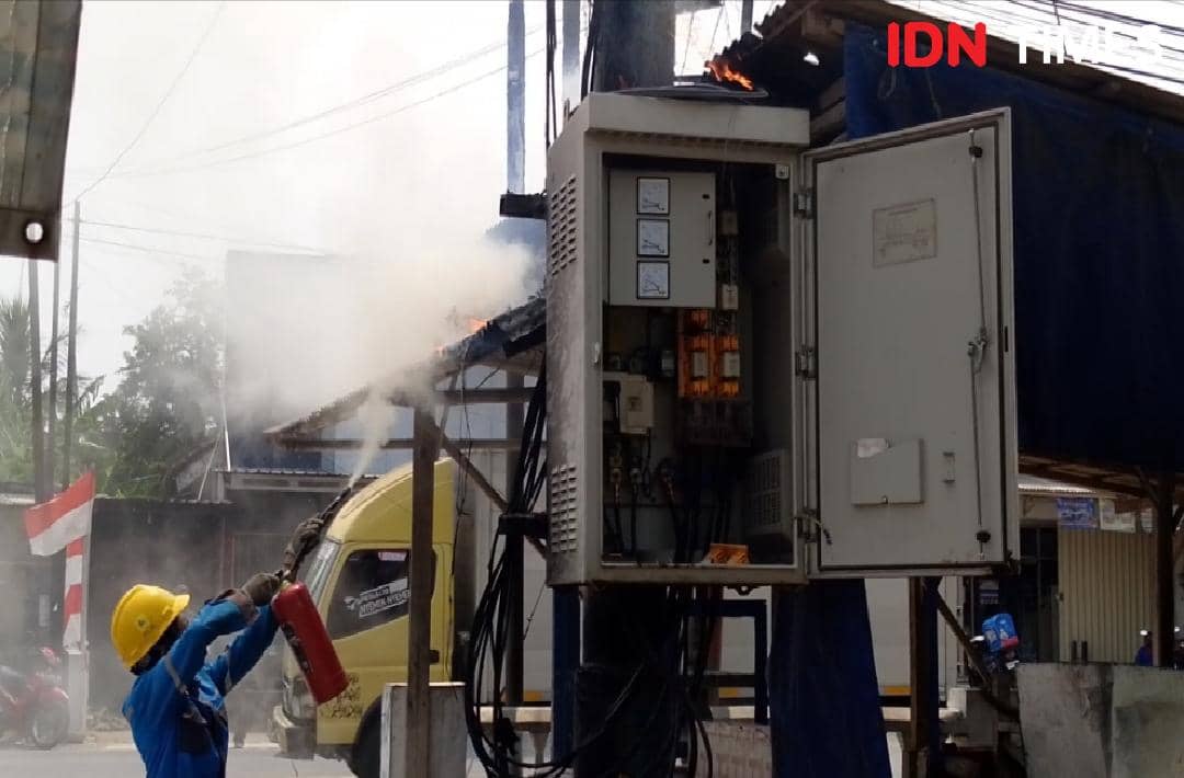 Petugas PLN berupaya memadamkan api memakai APAR sebelum petugas pemadam kebakaran tiba pada Rabu, 19 Agustus 2026.