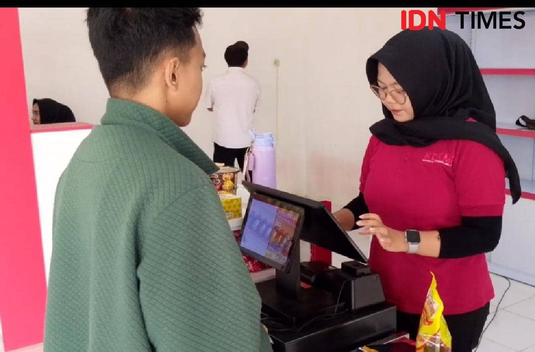 Deswita Damayati, kasir KDMP Margasana, mengoperasikan aplikasi POS untuk transaksi pembelian dan penjualan toko.
