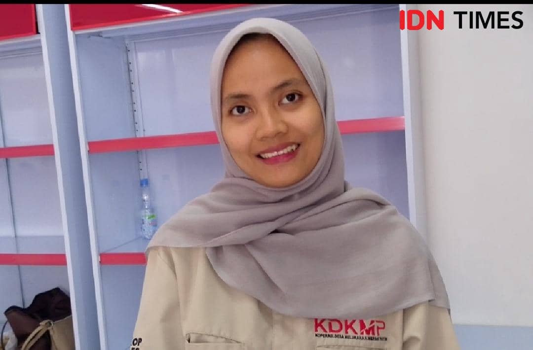 Rifatwada Irbah, Assistant Manager KDMP Margasana, menjelaskan manfaat koperasi bagi warga dan harga sembako terjangkau.