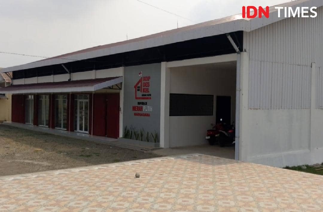Bangunan KDMP Margasana berada di tepi jalan utama provinsi dekat permukiman warga pada 19 Agustus 2026.