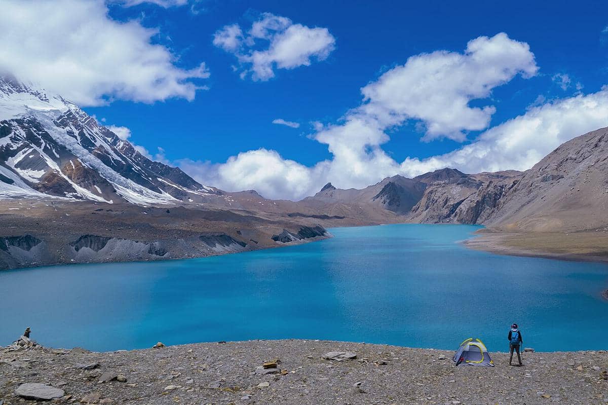 potret seorang pendaki di tengah pemandangan alam ikonik Danau Tilicho