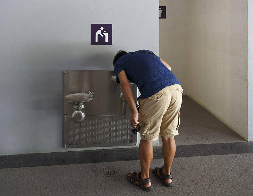 Rutin meminum air putih jadi salah satu cara untuk mengatasi sengatan gelombang panas.