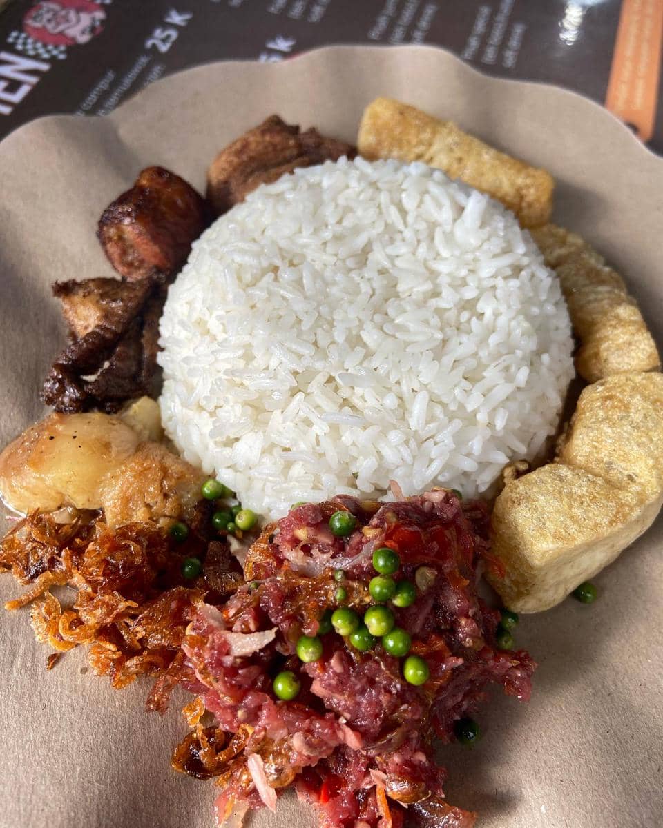 sajian Warung Nasi Lawar Men Rangeng