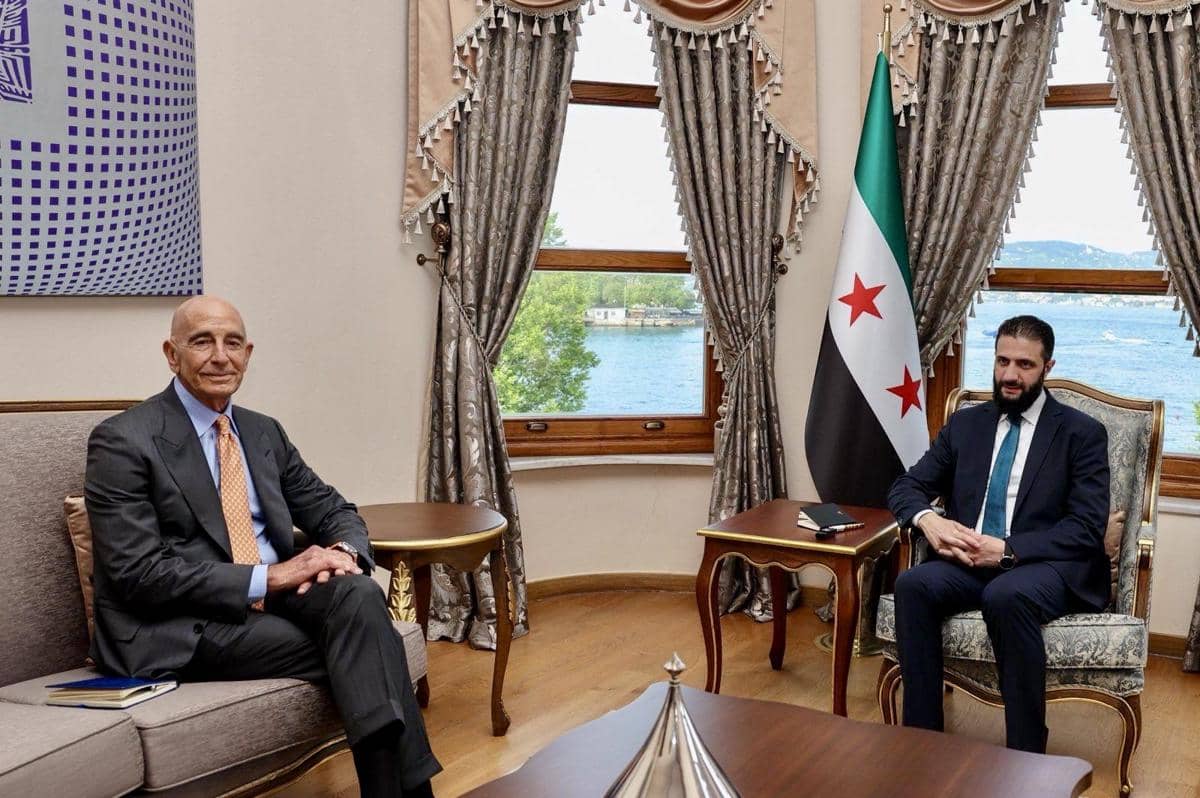 Duta Besar AS di Turki sekaligus Utusan Khusus AS di Suriah, Tom Barrack (kiri), sedang bertemu dengan Presiden Suriah, Ahmed Al-Sharaa (kanan), pada 25 Mei 2025.