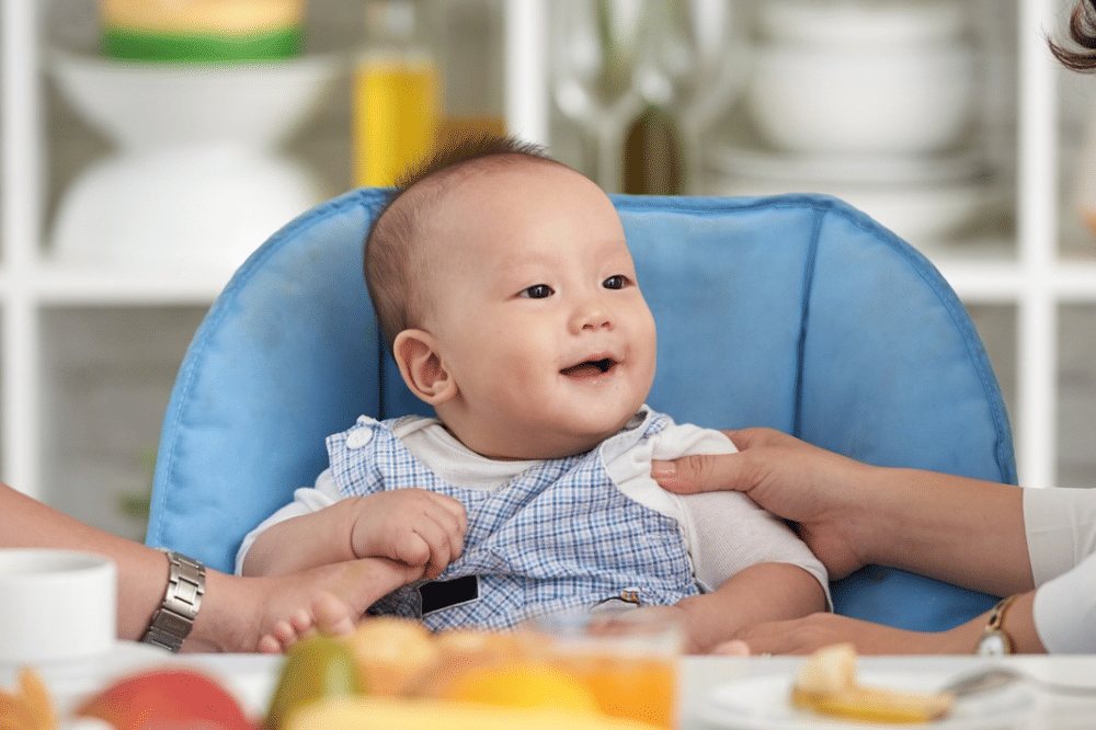 Ilustrasi bayi dalam konteks pemberian makanan pendamping ASI (MPASI), fase penting perkembangan nutrisi anak.