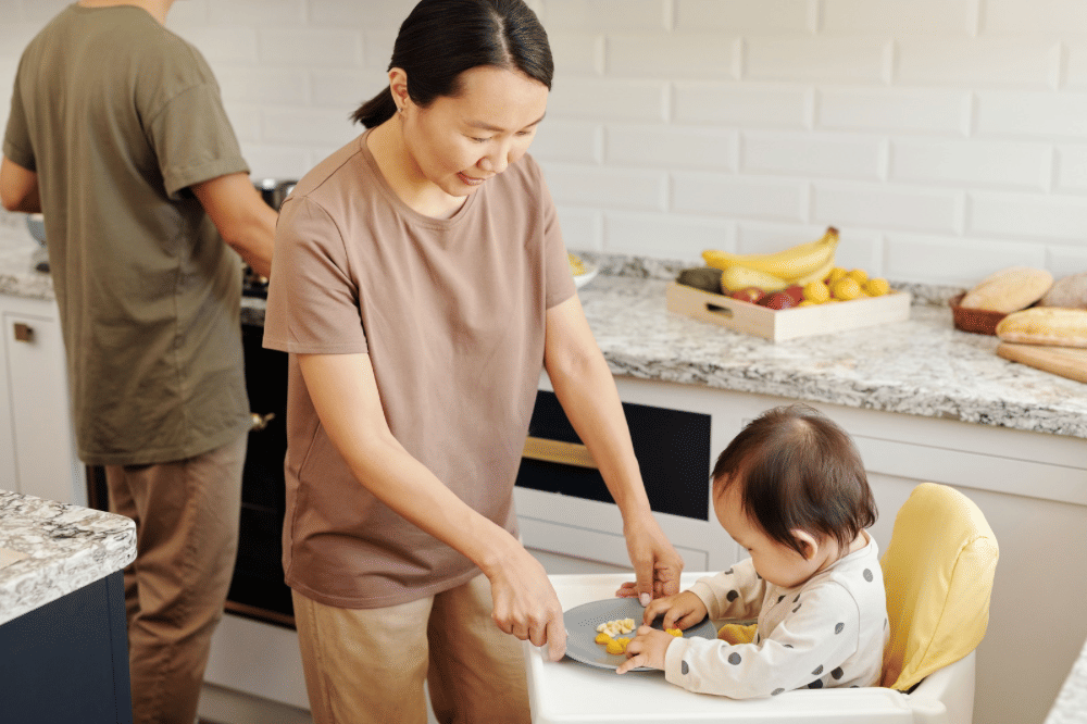 Ilustrasi bayi sedang menjalani masa pemberian makanan pendamping ASI (MPASI) sebagai pelengkap nutrisi harian.