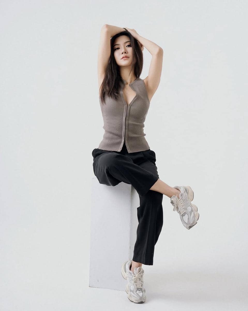 Rachel Florencia mengenakan busana kasual bernuansa merah muda dengan aksesori untuk inspirasi daily outfit sehari-hari.
