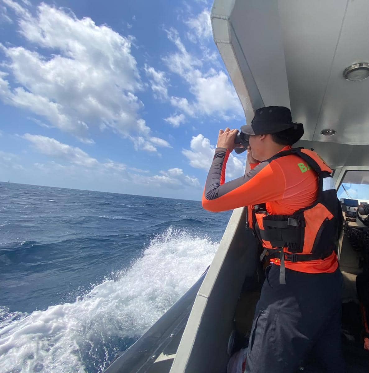 Tim SAR mencari seorang warga yang dilaporkan terjatuh dari kapal KMN Maria Nusa di sekitar Pulau Pasitallu, Kabupaten Kepulauan Selayar, Su