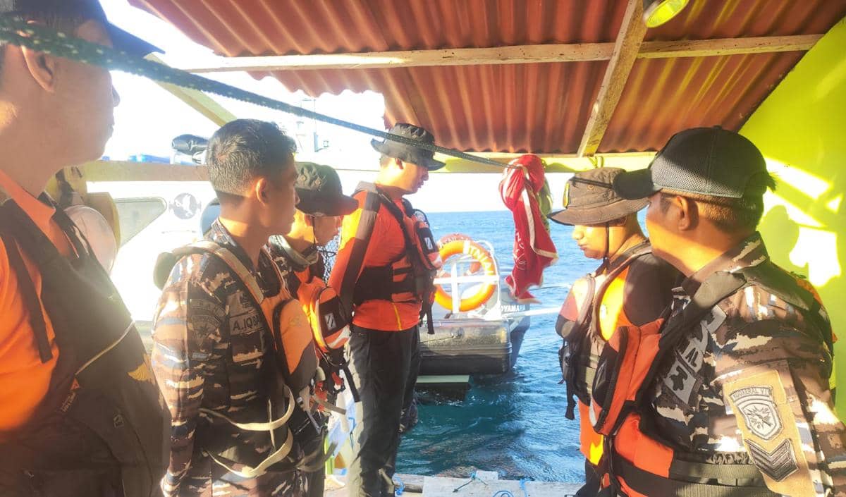 Tim SAR mencari seorang warga yang dilaporkan terjatuh dari kapal KMN Maria Nusa di sekitar Pulau Pasitallu, Kabupaten Kepulauan Selayar, Su