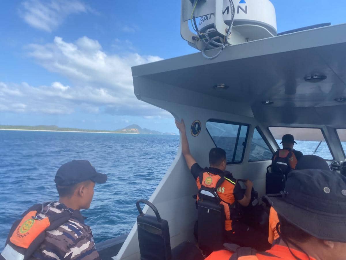 Tim SAR mencari seorang warga yang dilaporkan terjatuh dari kapal KMN Maria Nusa di sekitar Pulau Pasitallu, Kabupaten Kepulauan Selayar, Su