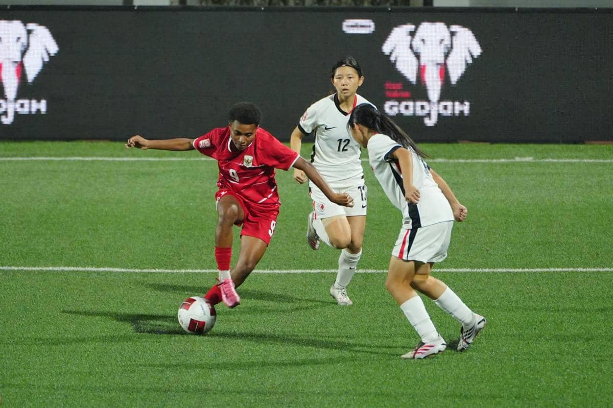 Para pemain tim Garuda Pertiwi menghadapi Hong Kong dalam pertandingan Srikandi Merdeka Cup 2026 di lapangan.