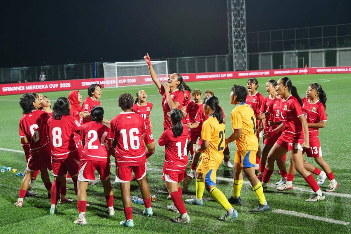 Para pemain Garuda Pertiwi dan Hong Kong berlaga dalam pertandingan Srikandi Merdeka Cup 2026 di lapangan.