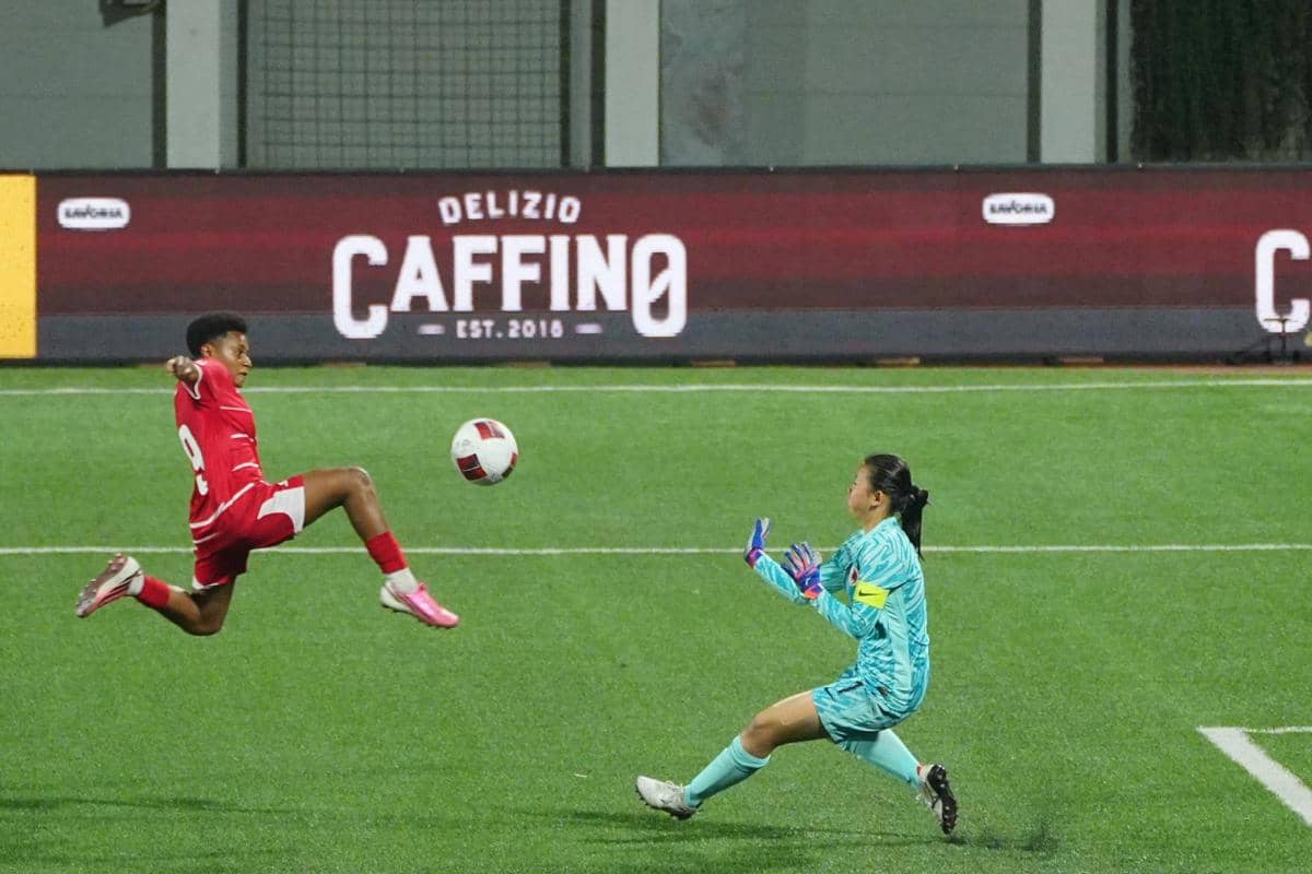 Para pemain Garuda Pertiwi menghadapi tim Hong Kong dalam pertandingan Srikandi Merdeka Cup 2026 di lapangan.