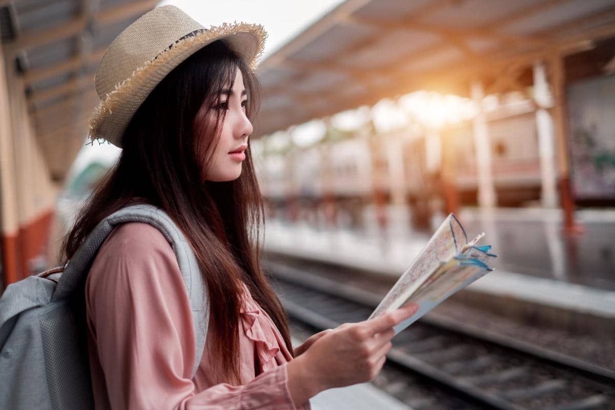 Ilustrasi seorang wisatawan yang sedang melakukan perjalanan traveling untuk berlibur ke destinasi yang ingin dikunjungi.
